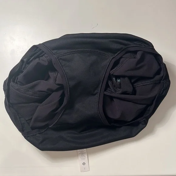 Lululemon short low rise lined 2.5 inch Hotty Hot